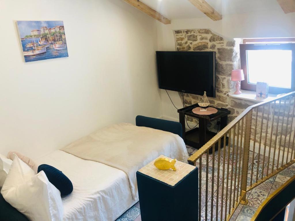 Istrian Stone House In The Heart Of The Beautiful Fishing Village Fazana - Only Few Steps From The Sea And The Wonderful Beach - Incl Plasma-Quad-Plus-Filter Against C O V I D Экстерьер фото